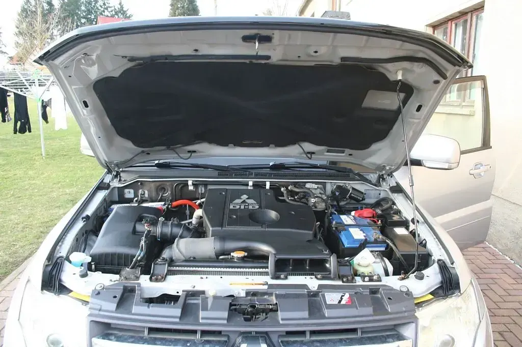 Gebraucht Mitsubishi Pajero Intense 170 PS (125 kW) 2007 Silber SUV