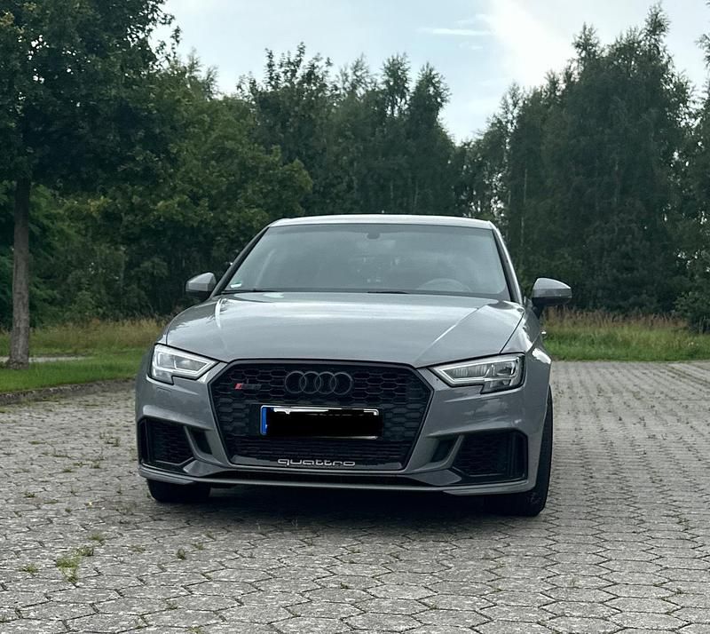 Grau Gebraucht 2019 Audi RS3 Sportback Kleinwagen | 39.000 € (Fairer Preis) - Bild 1/4