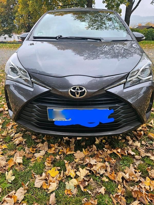 Grau Gebraucht 2018 Toyota Yaris Comfort Kleinwagen | 10.700 € (Fairer Preis) - Bild 1/4