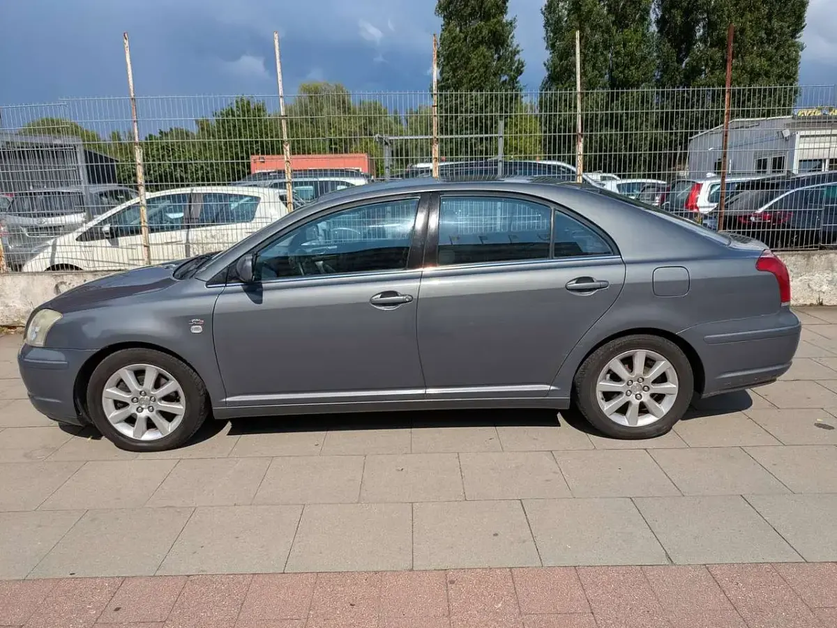 Gebraucht Toyota Avensis Sol 116 PS (85 kW) 2004 Grey mica metallic Kleinwagen