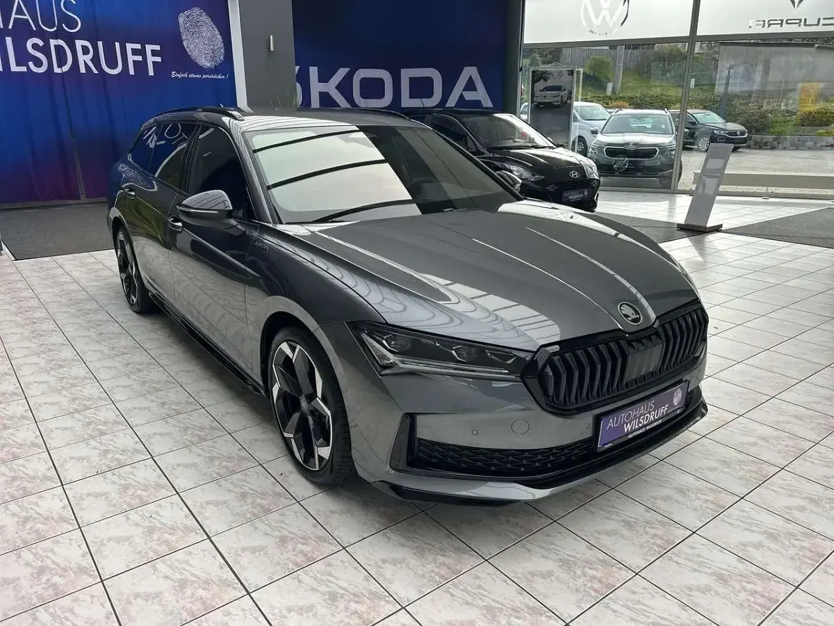 Neu Skoda Superb SportLine 150 PS (110 kW) 2025 Grau Kombi