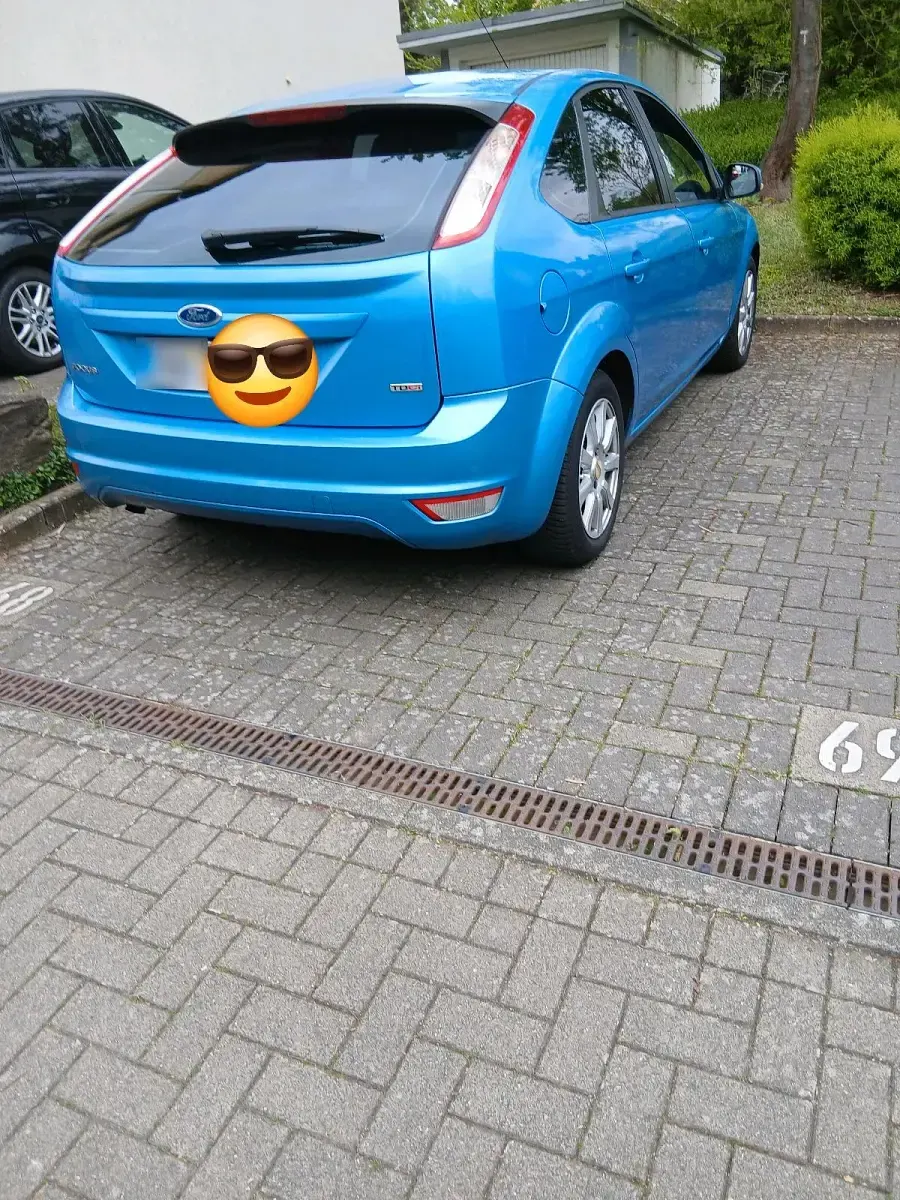 Gebraucht Ford Focus 100 PS (73 kW) 2010 Blau Kleinwagen