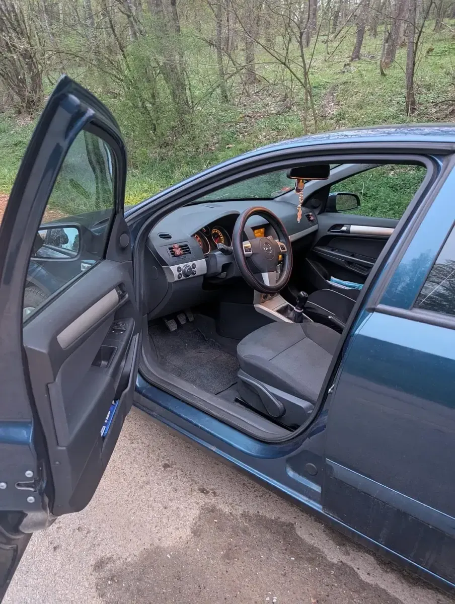 Używany Opel Astra 105 KM (77 kW) 2007 Zielony Sedan/Limuzyna