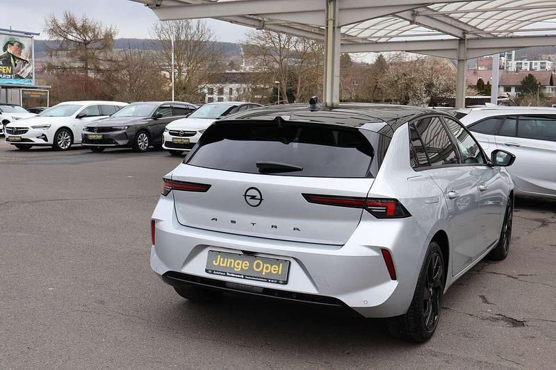 Gebraucht Opel Astra 131 PS (96 kW) 2024 Kristall silber/schwarz Limousine
