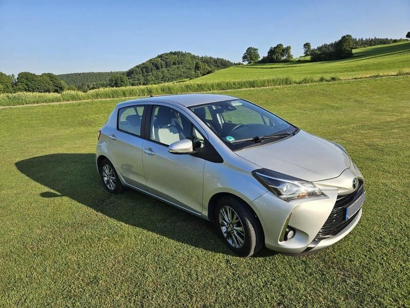 Silber Gebraucht 2018 Toyota Yaris Kleinwagen | 9.400 € (Guter Preis) - Bild 1/4