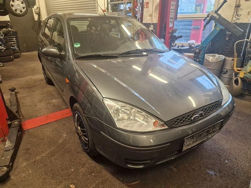 Grau Gebraucht 2002 Ford Focus Limousine | 799 € (Superpreis) - Bild 1/4