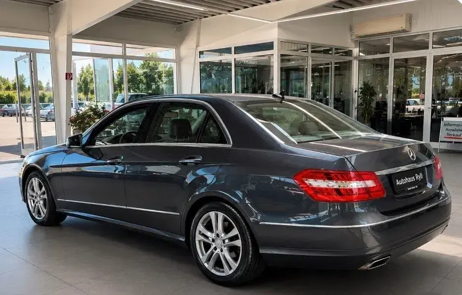 Gebraucht Mercedes E220 Avantgarde 170 PS (125 kW) 2012 Silber Limousine