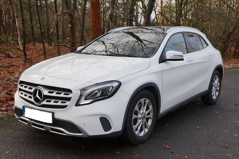 Weiß Gebraucht 2019 Mercedes GLA250 SUV | 26.100 € (Etwas zu teuer) - Bild 1/4