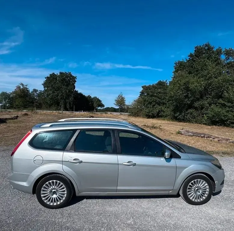 Gebraucht Ford Focus Style 116 PS (85 kW) 2009 Silber Limousine