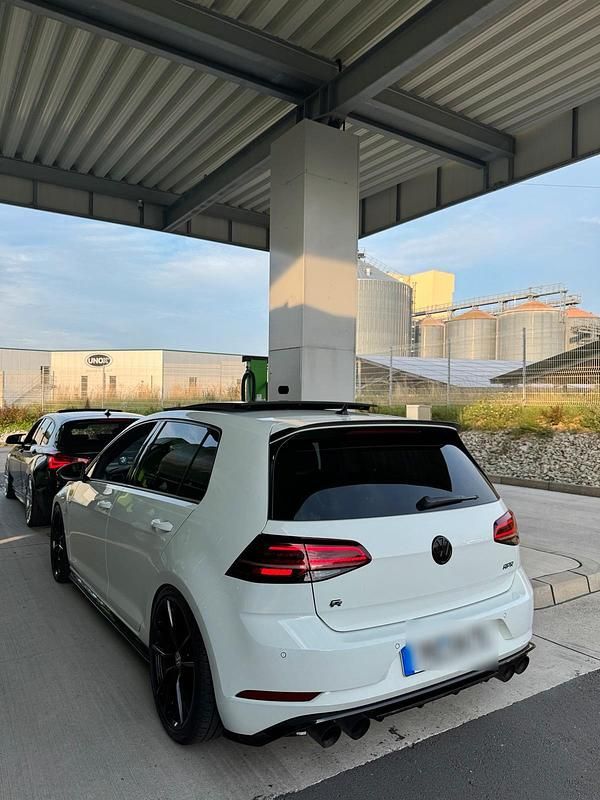 Weiß Gebraucht 2017 VW Golf VII R Limousine | 33.500 € - Bild 1/4