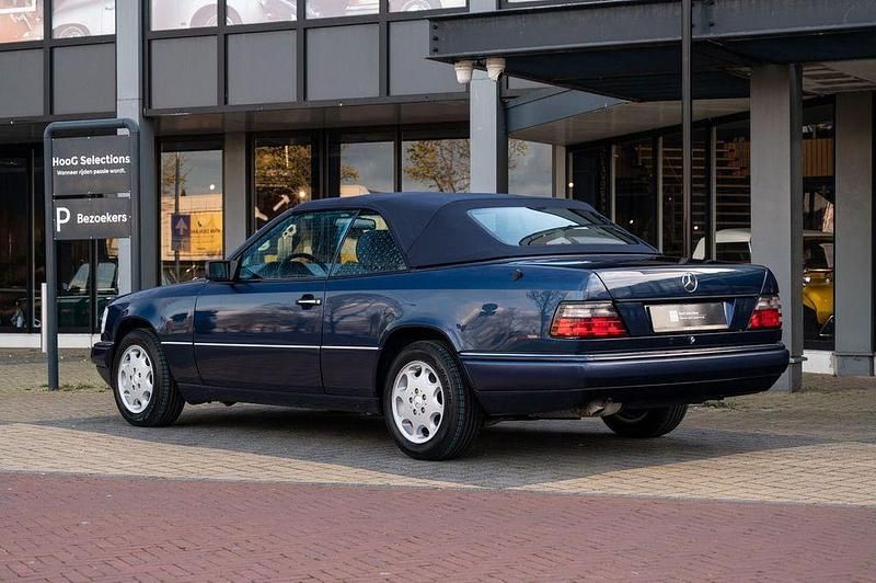 Gebraucht Mercedes E200 136 PS (100 kW) 1995 Blau Cabrio