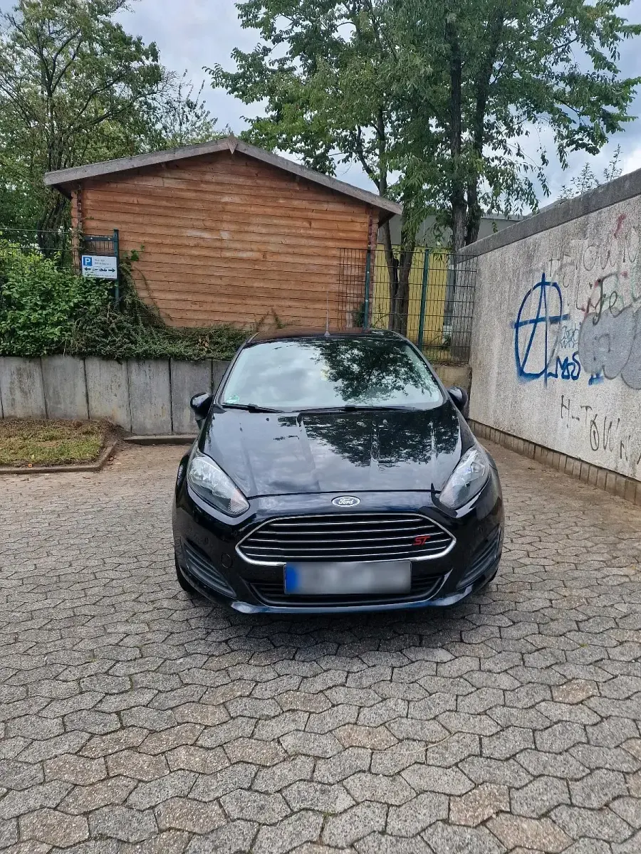 Gebraucht Ford Fiesta 96 PS (70 kW) 2015 Schwarz Kleinwagen