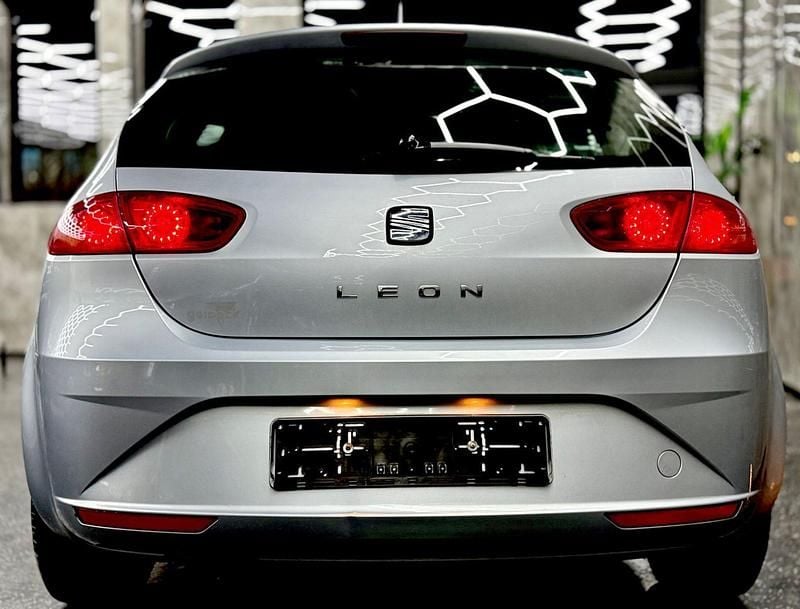 Usado Seat Leon 86 CV (63 kW) 2012 Plateado Utilitario