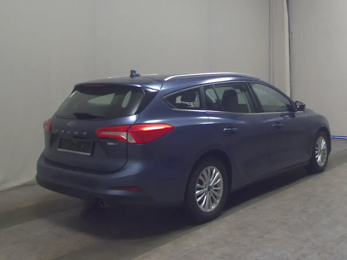 Używany Ford Focus Titanium 125 KM (91 kW) 2021 Niebieski Sedan/Limuzyna