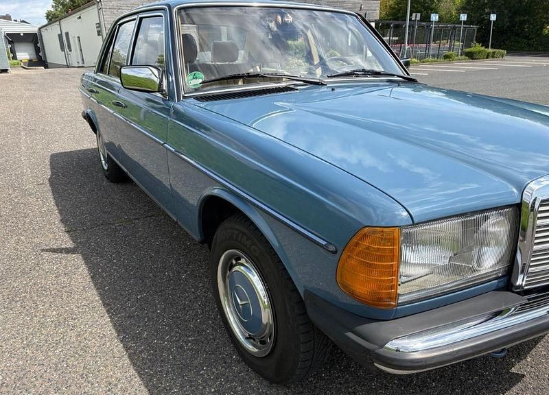 Blau Gebraucht 1983 Mercedes 200 Limousine | 8.000 € - Bild 1/4