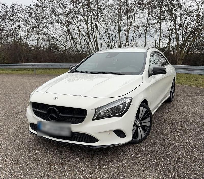 Weiß Gebraucht 2016 Mercedes CLA180 Urban Limousine | 12.600 € (Fairer Preis) - Bild 1/4