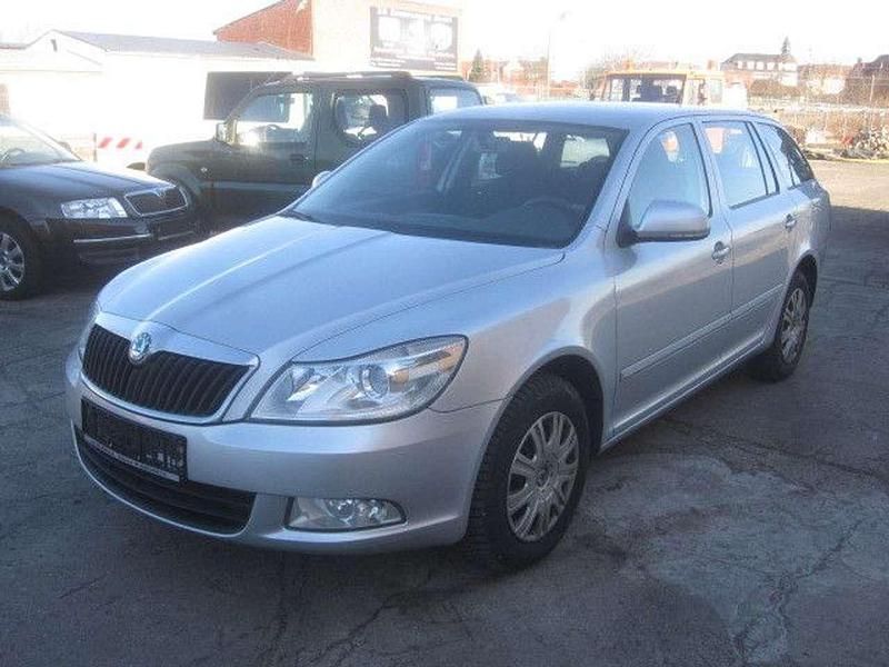 Gebraucht Skoda Octavia Ambiente 105 PS (77 kW) 2011 Silber Kombi