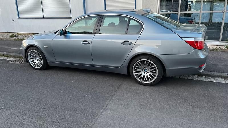 Grau Gebraucht 2006 BMW 525 Limousine | 4.999 € (Fairer Preis) - Bild 1/4