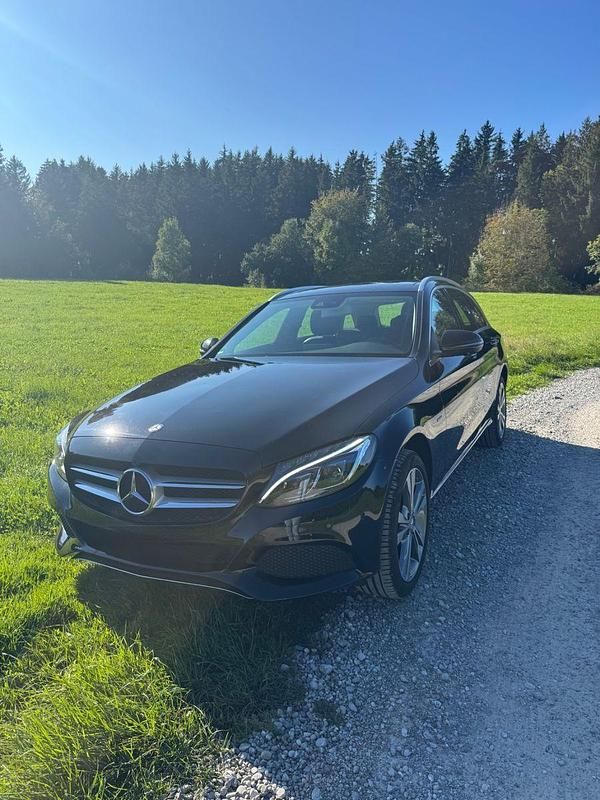 Schwarz Gebraucht 2016 Mercedes C350e Kombi | 20.099 € (Fairer Preis) - Bild 1/4