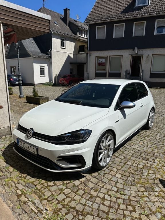 Weiß Gebraucht 2017 VW Golf VII R Limousine | 19.750 € (Superpreis) - Bild 1/4