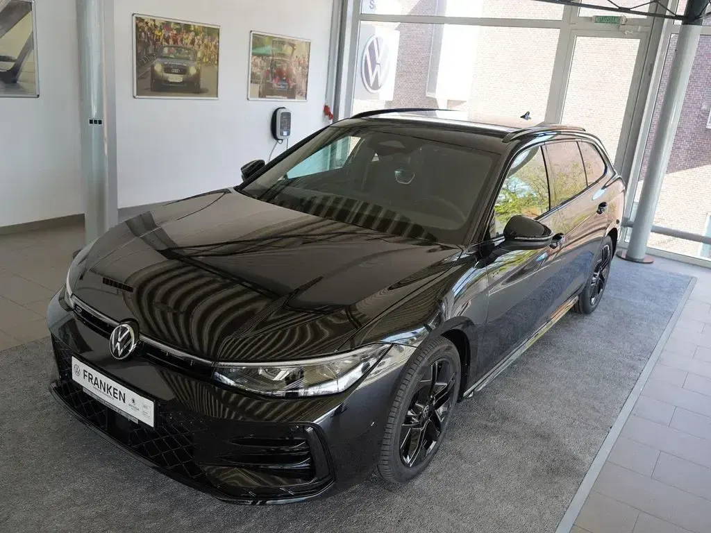 Gebraucht VW Passat Style 150 PS (110 kW) 2026 Schwarz Kombi