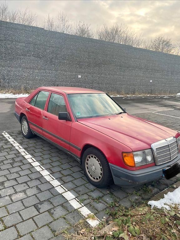 Gebraucht Mercedes E200 118 PS (86 kW) 1987 Rot Limousine