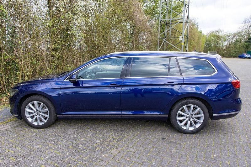 Gebraucht VW Passat Highline 150 PS (110 kW) 2019 Blau Kombi