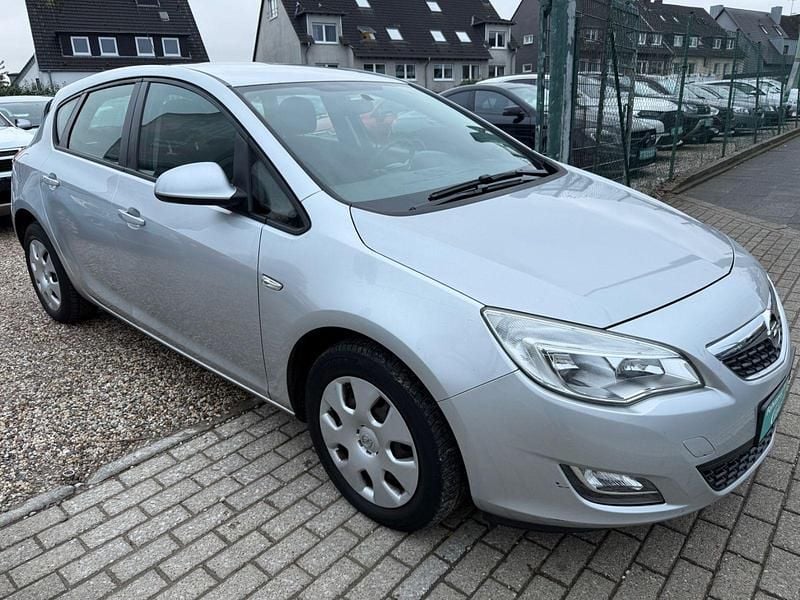 Gebraucht Opel Astra Edition 120 PS (88 kW) 2012 Silber Kleinwagen