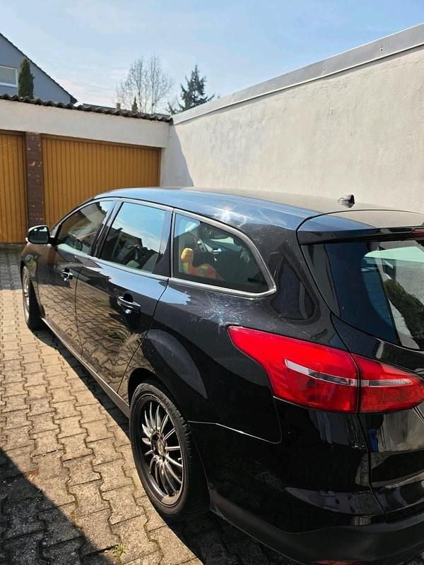 Gebraucht Ford Focus 105 PS (77 kW) 2015 Schwarz Kombi
