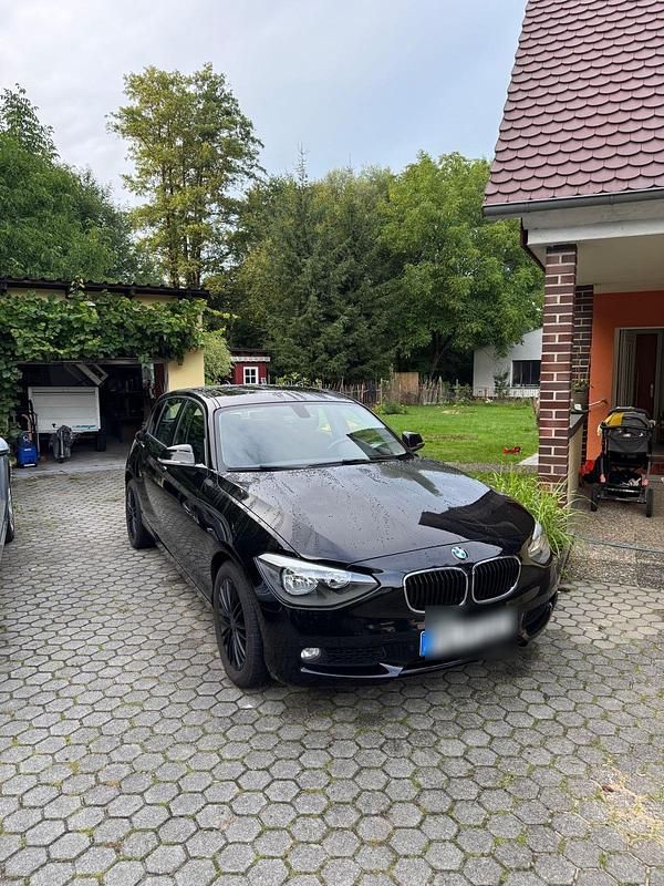 Schwarz Gebraucht 2011 BMW 116 Kleinwagen | 6.499 € (Fairer Preis) - Bild 1/4