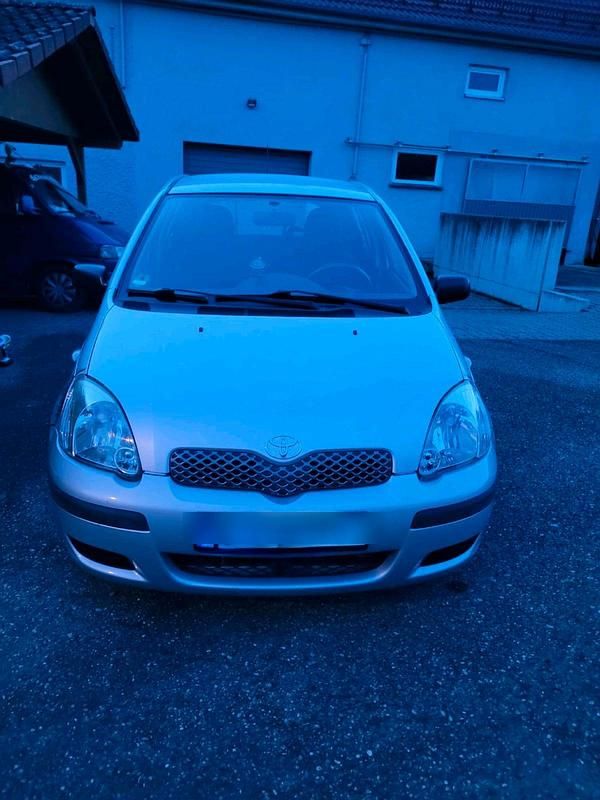 Silber Gebraucht 2004 Toyota Yaris Kleinwagen | 3.200 € (Teuer) - Bild 1/4