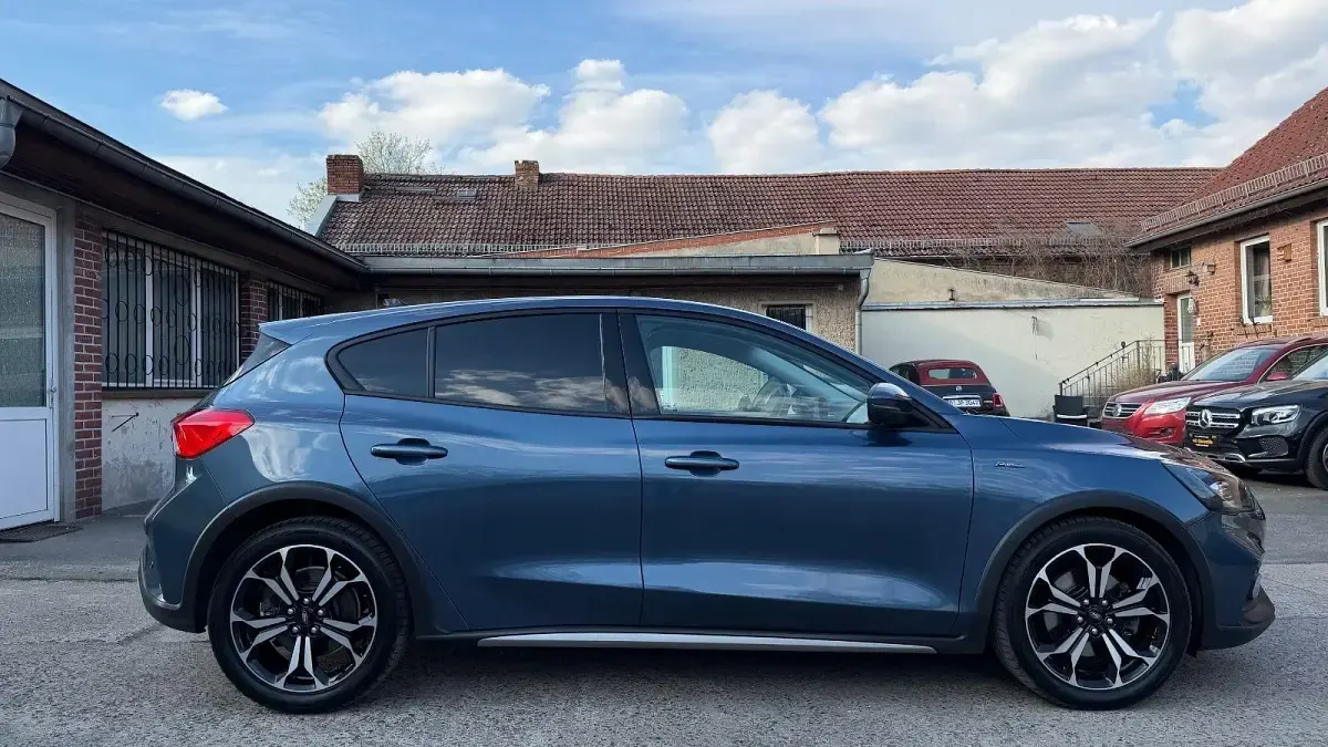 Używany Ford Focus Active 120 KM (88 kW) 2020 Niebieski Sedan/Limuzyna