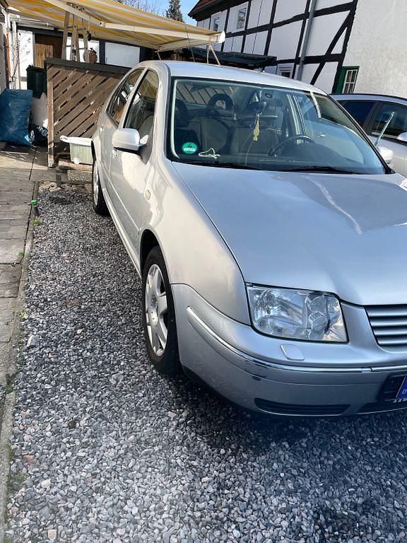 Gebraucht VW Bora Highline 116 PS (85 kW) 1999 Silber Limousine