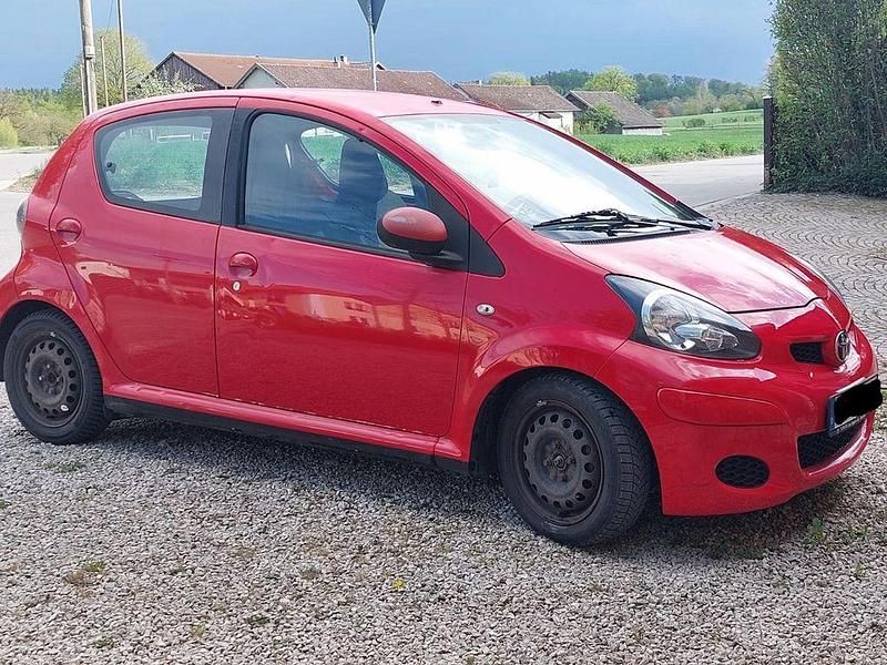 Rot Gebraucht 2010 Toyota Aygo Kleinwagen | 2.000 € (Guter Preis) - Bild 1/3