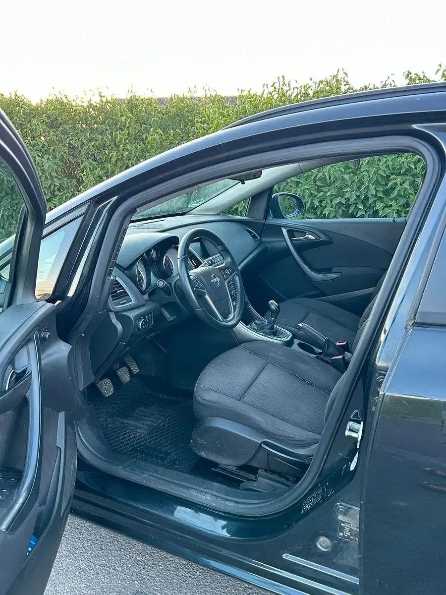 Gebraucht Opel Astra Edition 110 PS (80 kW) 2015 Schwarz Kombi