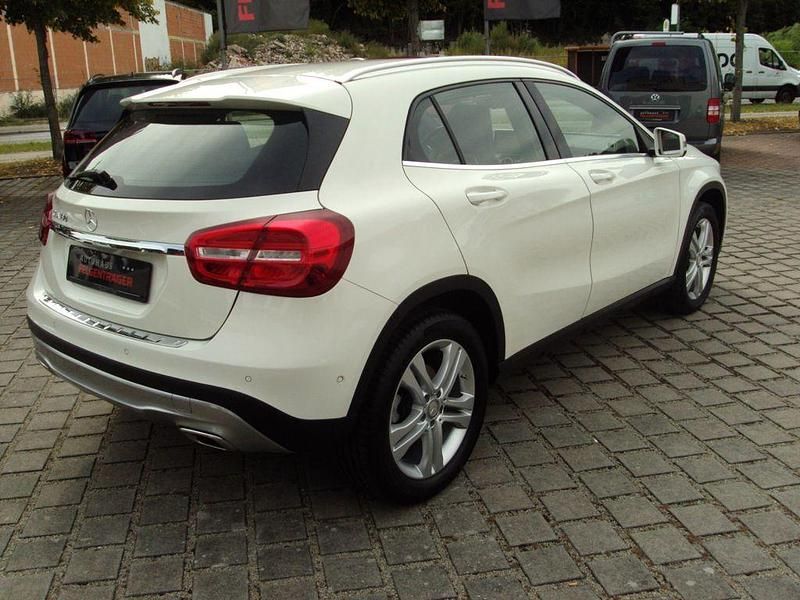 Gebraucht Mercedes GLA180 122 PS (89 kW) 2016 Weiß SUV