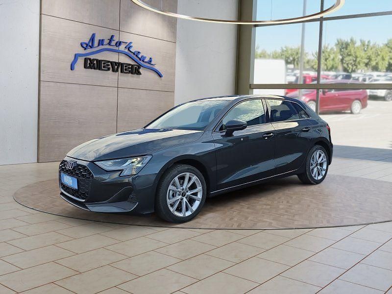 Manhattangrau Neu 2025 Audi A3 Sport Limousine | 33.410 € (Superpreis) - Bild 1/4