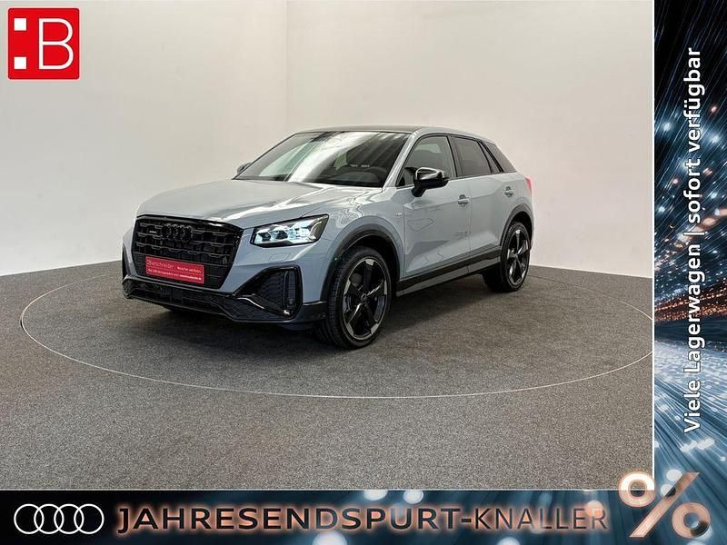 Grau Neu 2025 Audi Q2 Competition SUV | 45.850 € (Etwas zu teuer) - Bild 1/4