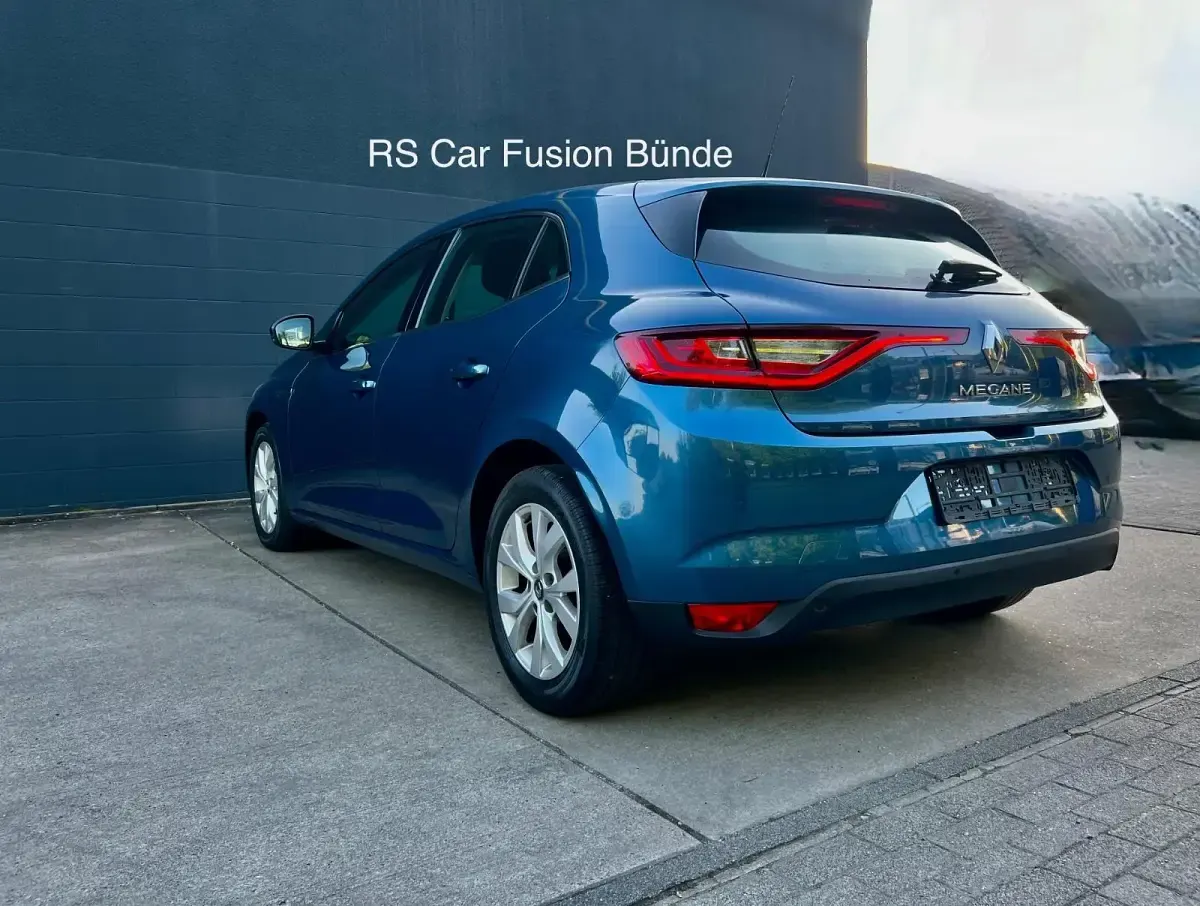 Używany Renault Mégane LIMITED 110 KM (80 kW) 2018 Niebieski Sedan/Limuzyna