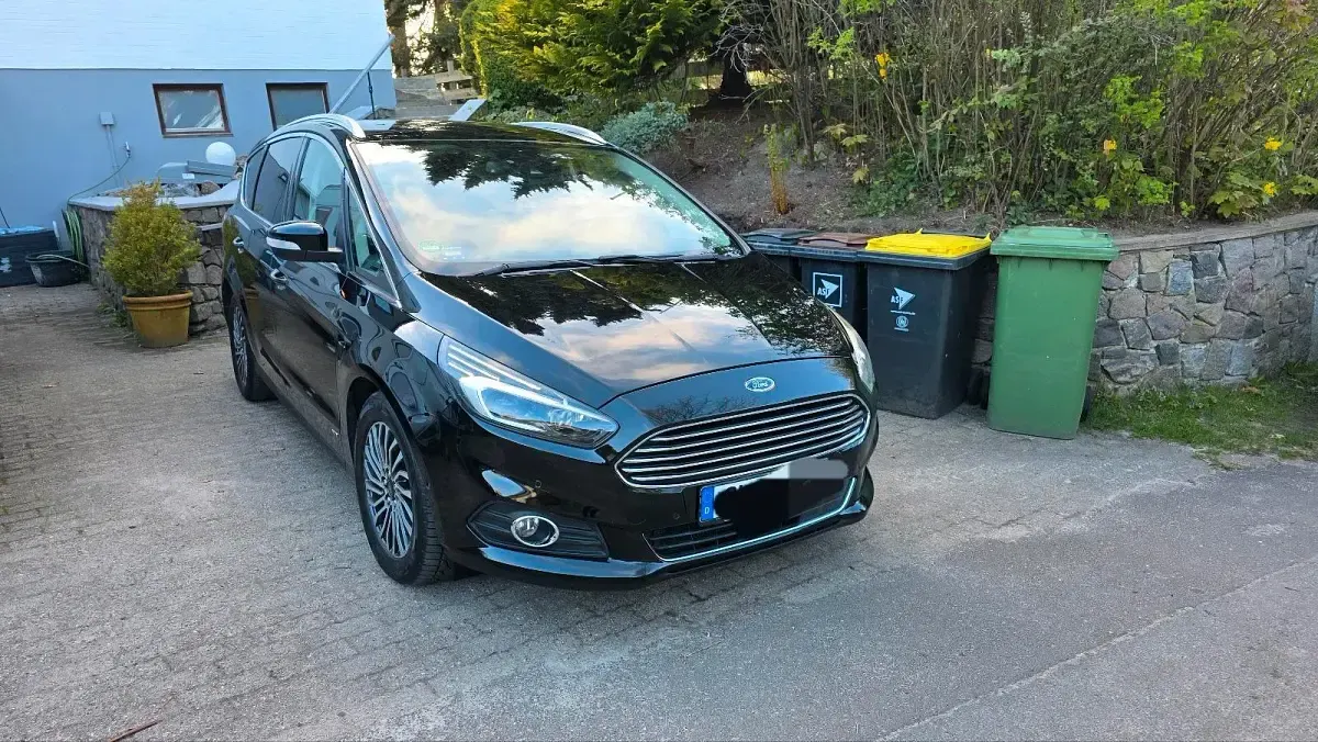 Käytetty Ford S-MAX Titanium 190 HP (139 kW) 2019 Musta Tila-auto