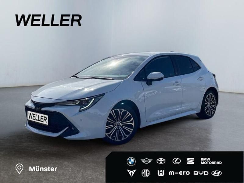 Weiss Gebraucht 2022 Toyota Corolla Team Limousine | 22.990 € (Fairer Preis) - Bild 1/3