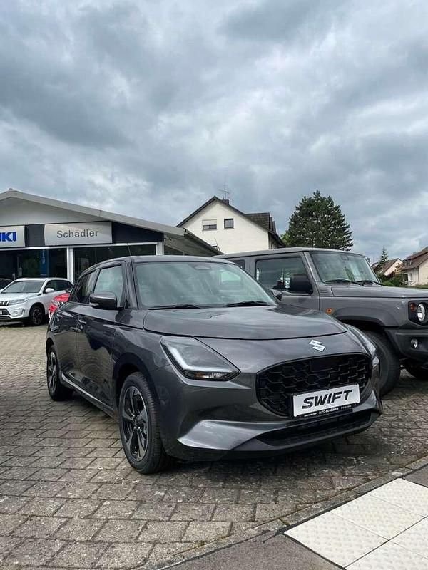 Grau Neu 2024 Suzuki Swift Comfort+ Limousine | 20.900 € - Bild 1/4
