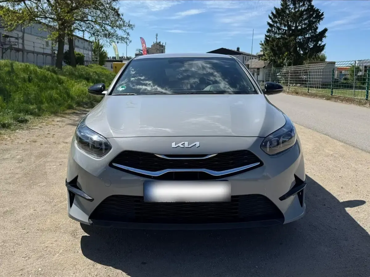 Gebraucht Kia Ceed 140 PS (102 kW) 2024 Grau Kleinwagen