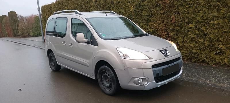 Beige Gebraucht 2011 Peugeot Partner Tepee Van / Kleinbus | 3.500 € (Fairer Preis) - Bild 1/4
