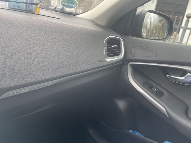 Gebraucht Volvo V40 CC 120 PS (88 kW) 2017 Blau Kombi