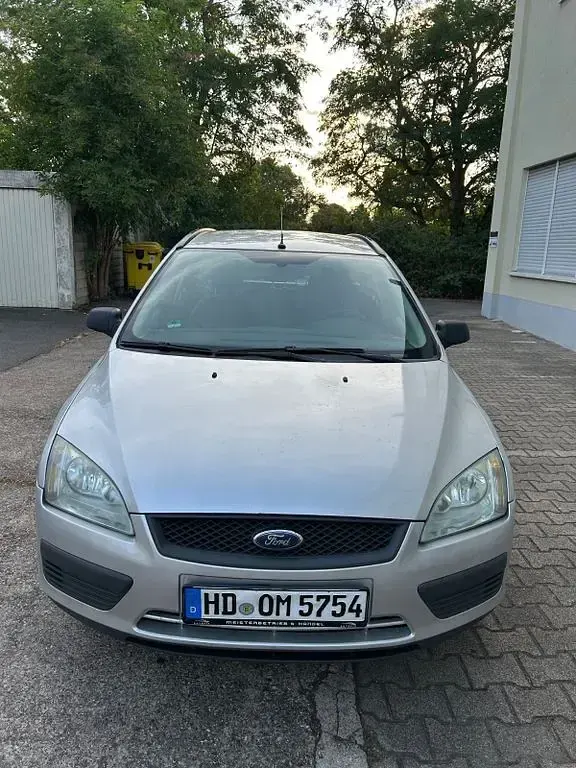 Gebraucht Ford Focus Ambiente 109 PS (80 kW) 2006 Silber Limousine