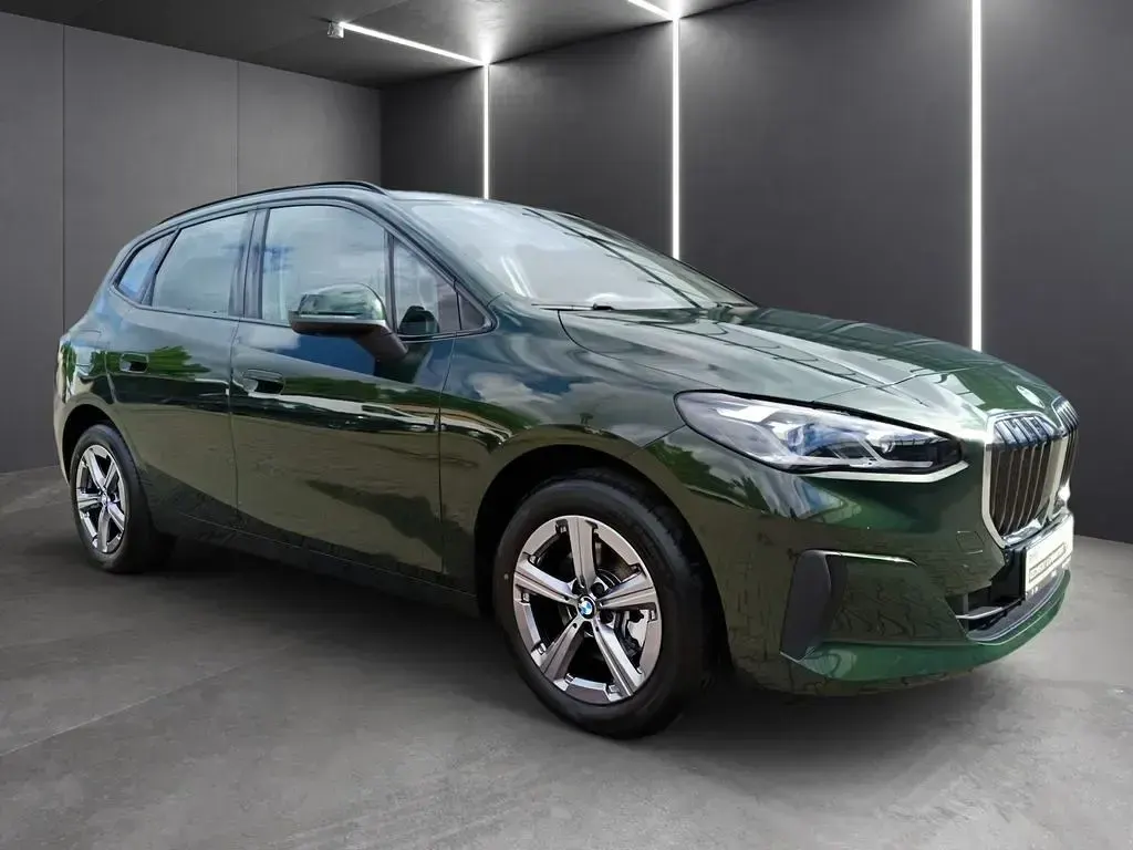Gebraucht BMW 220 170 PS (125 kW) 2025 Sanremo green metallic Kombi