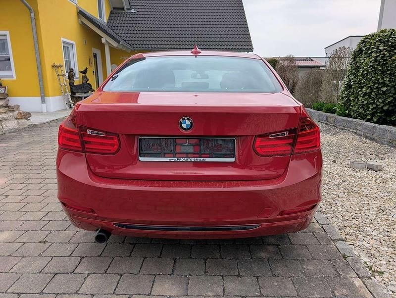 Gebraucht BMW 320 Efficient Dynamics 163 PS (119 kW) 2012 Rot Limousine