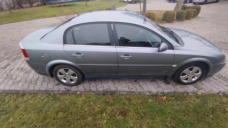 Second-hand Opel Vectra 155 CP (114 kW) 2004 Argintiu Berlinǎ