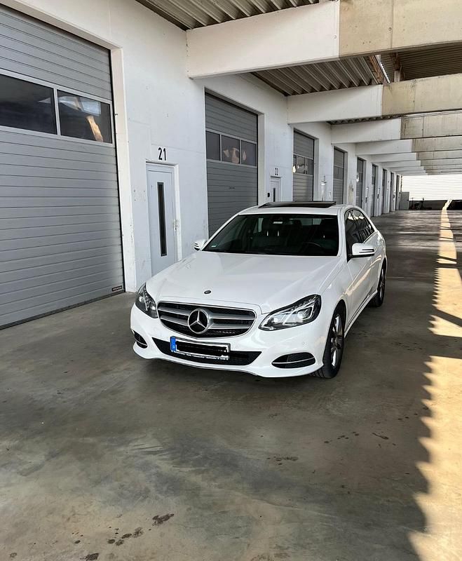 Weiß Gebraucht 2015 Mercedes E220 Avantgarde Limousine | 16.300 € (Etwas zu teuer) - Bild 1/4